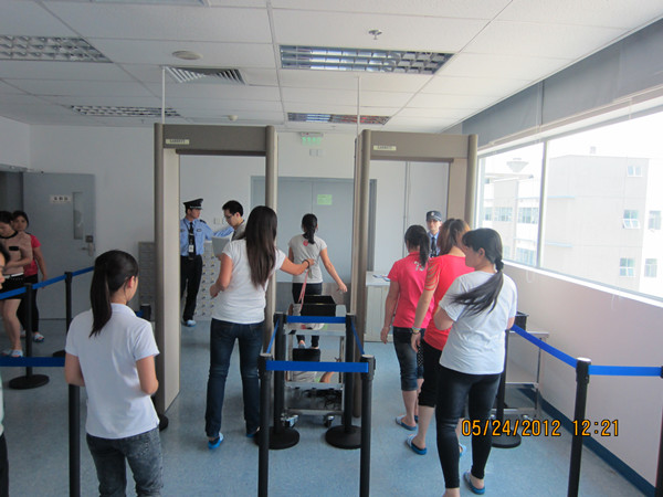 思邁奧工程師在南太集團安裝蓋瑞特CS5000型進口安檢門安裝現場圖一